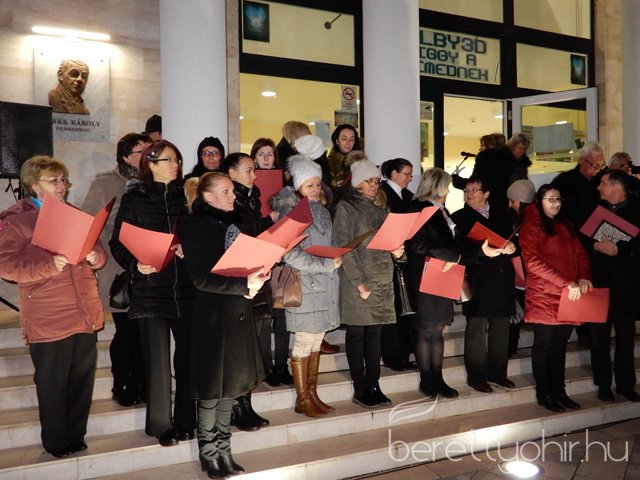 Fellobant az első gyertya lángja 44